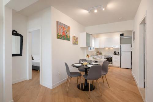 Central Luxury 2BR Stay Walk to Sea WiFi