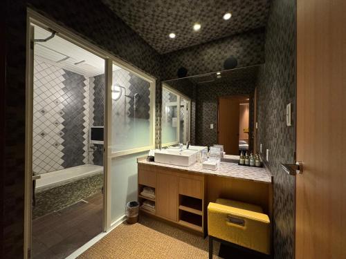 a bathroom with a sink and a shower at ライオンズロック in Nerima
