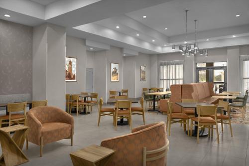 a dining room with tables and chairs and tablesktop at Hampton Inn & Suites Greenville/Spartanburg I-85 in Duncan