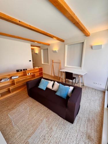 a living room with a couch and a piano at Rooftop Teatro Aveiro in Aveiro