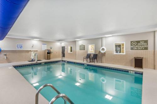 a large swimming pool in a hospital at Comfort Inn & Suites North Charleston - Northwoods in Charleston Heights