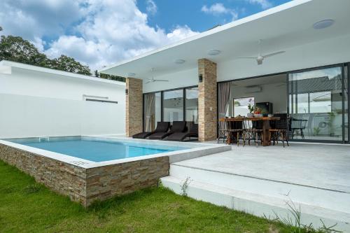 a swimming pool in the backyard of a house at villa carissa 9 in Nathon Bay
