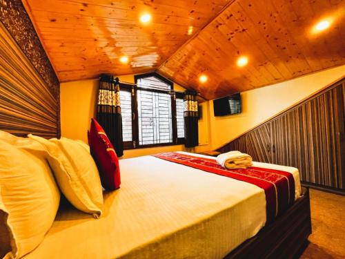 a bedroom with a large bed in a room at Nirvana Rooms - Shimla in Shimla