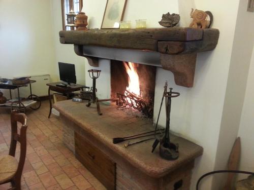 Una televisión o centro de entretenimiento en Agriturismo Morgan
