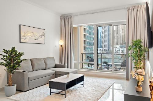 FIRST CLASS 1BR Walk to Marina Mall & Metro