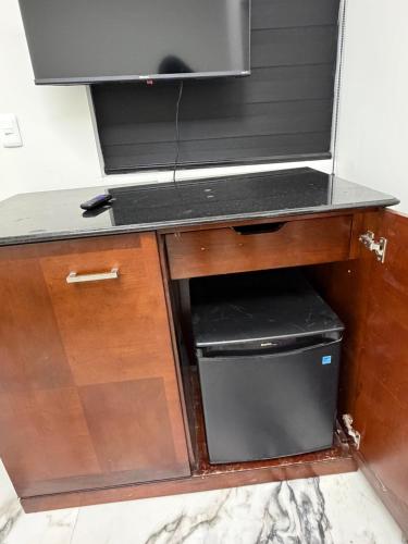 a desk with a television on top of it at suites ejecutivas centro guadalupe in Monterrey
