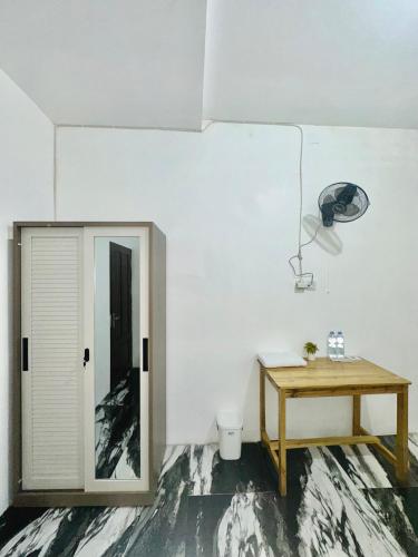 a room with a table and a mirror at Bints Guesthouse Syariah in Banjarbaru