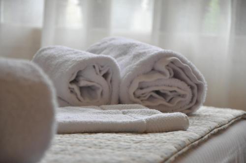 uma pilha de toalhas sentadas em cima de uma cama em Apartament El Miracle em Cardona