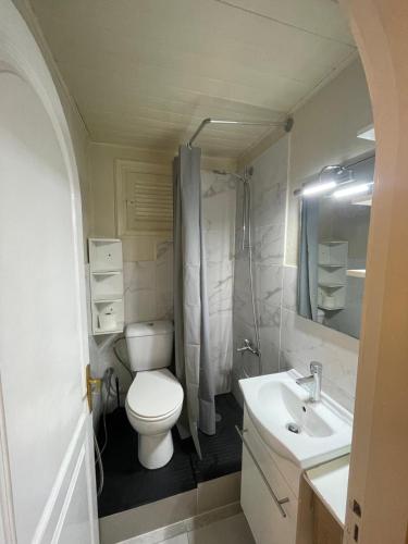 Apartamento con jardín y pequeña piscina privada para refrescarse