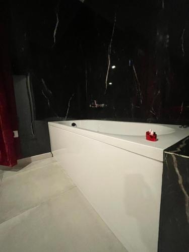 Apartamento con jardín y pequeña piscina privada para refrescarse