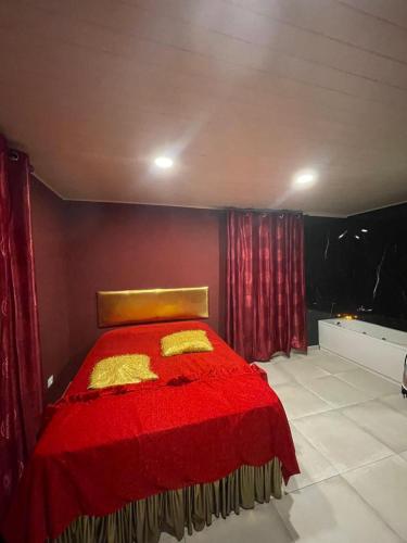 Apartamento con jardín y pequeña piscina privada para refrescarse
