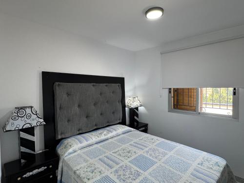 ein Schlafzimmer mit einem Bett und einem Fenster in der Unterkunft Punta Atico in Alcanar