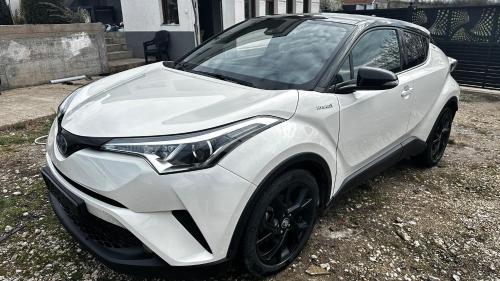 a white car parked in front of a house at Rent a Car Cipo in Kumanovo
