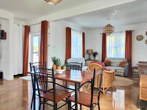 a living room with a table and chairs at Noulakaz Maison proche Belle Mare marché de Flacq in Argy
