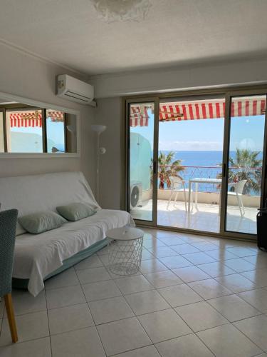 Beau studio front de mer Juan les pins vue mer exceptionnelle
