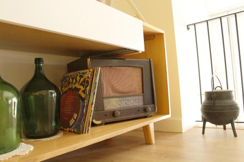 an old radio sitting on a shelf next to a window at HI!GO in Vila Nova de Famalicão