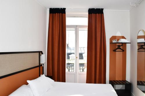 Llit o llits en una habitació de Hotel Moderne