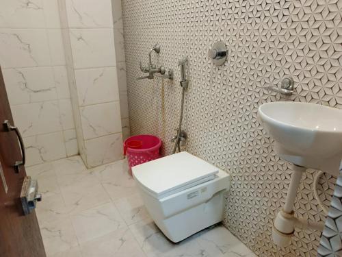 a bathroom with a toilet and a sink at Hotel Priya Palace in Rānchī