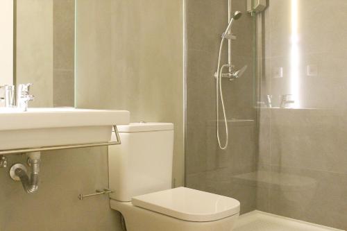 a bathroom with a shower and a toilet and a sink at HI!GO in Vila Nova de Famalicão