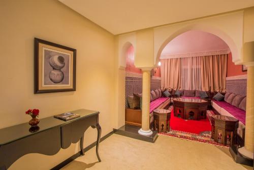 Coin salon dans l'établissement Ennakhil Marrakech Hotel & SPA