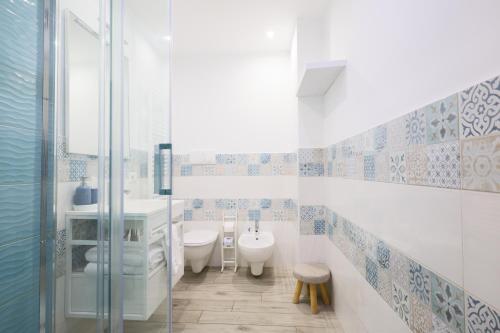 a bathroom with two sinks and a tub and a toilet at B&B Casa di Anita in Arnesano