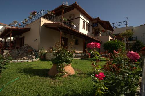 a house with a yard with flowers in front of it at La Luna in Kala Nera