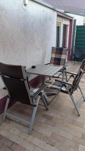 two chairs and a picnic table on a patio at Ferienwohnung Rumbeck in Hessisch Oldendorf