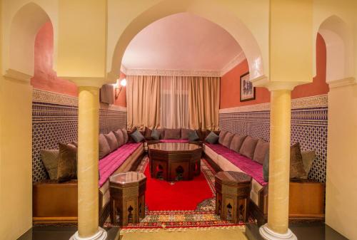 Coin salon dans l'établissement Ennakhil Marrakech Hotel & SPA