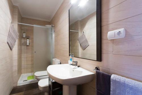 Ванная комната в Apartamento Medrano piscina aire acondicionado a 5 minutos del centro en coche ideal para mascotas