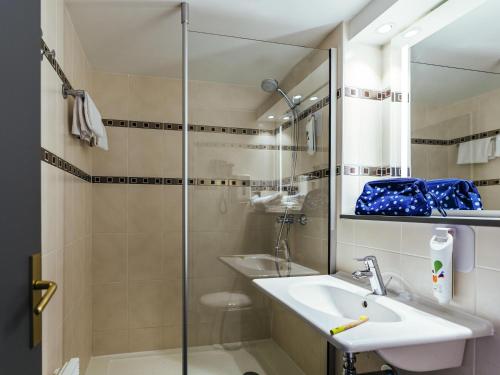a bathroom with a sink and a shower at ibis Styles Douai Gare Gayant Expo in Douai