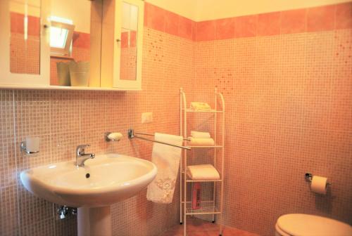 La salle de bains est pourvue d'un lavabo et de toilettes. dans l'établissement Al Vico dei Limoni, à SantʼAlessio Siculo