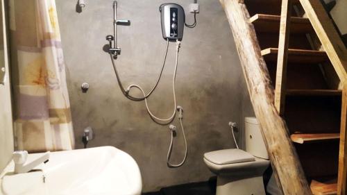 シギリヤにあるSigiriya River Side Villaのバスルーム(シャワー、トイレ、はしご付)