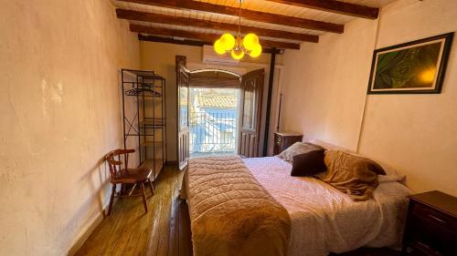 a bedroom with a bed and a window at Casa Pueblo Anibal in Fermoselle