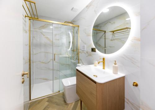 a bathroom with a sink and a shower at Apartamentos El Marqués in Granada