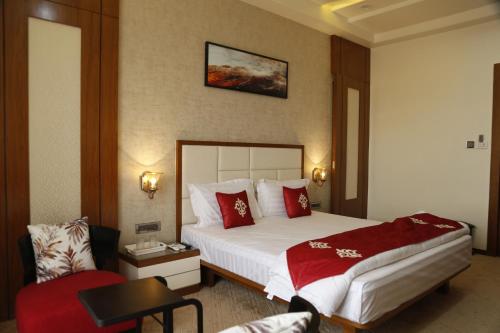 a hotel room with a bed and a chair at Hotel Jannat Celebration in Wani