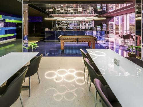 a dining room with a table and chairs at ibis Styles Confins Aeroporto in Lagoa Santa