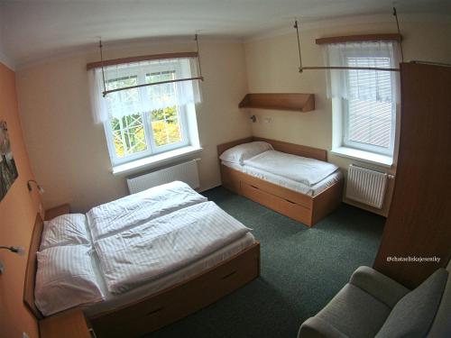 Chata Eliška tesisinde bir odada yatak veya yataklar