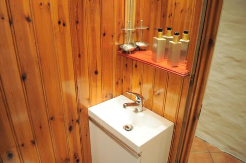 a bathroom with a sink and a mirror at Eldhuset in Stavanger