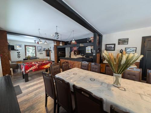 a dining room and kitchen with a table and chairs at Le CHALET Apart Hotel Autonome in Gerbépal