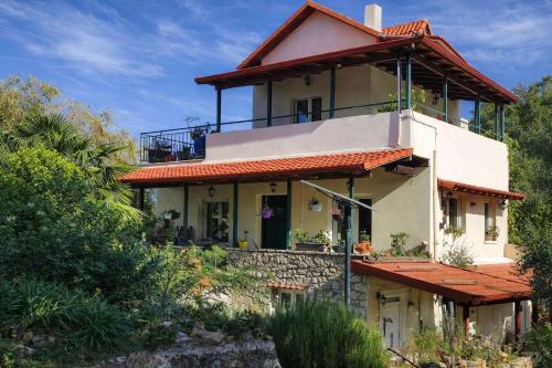 Quiet Two-Level Mountain Villa Dorothy, Polydrosos