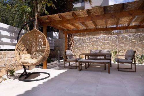 Bali-style One Bedroom Apt | Lighthouse Beach