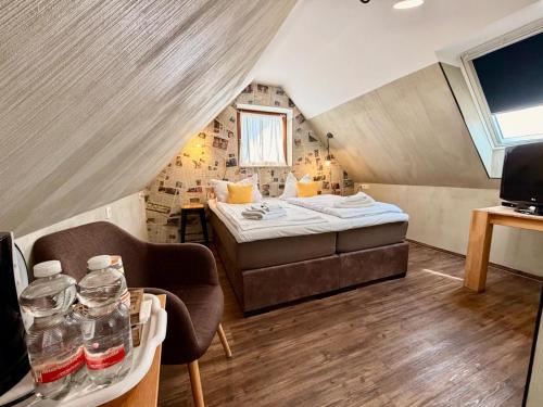a small room with a bed and a couch at Hotel Kraus - Zentral in Bielefeld-Heepen, Gratis Parken, 24h Self Check-in in Bielefeld