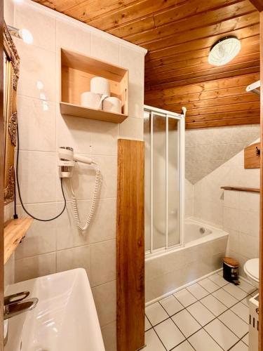a bathroom with a toilet and a sink and a tub at Hotel Kraus - Zentral in Bielefeld-Heepen, Gratis Parken, 24h Self Check-in in Bielefeld