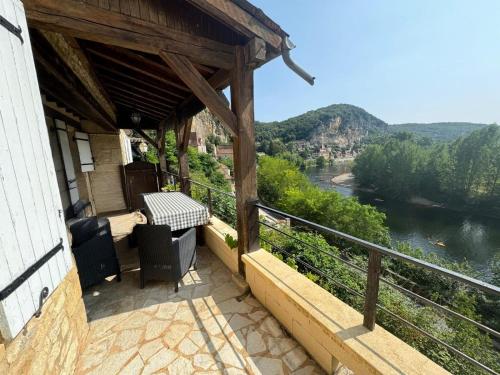 a balcony of a house with a view of a river at La Terrasse sur La Roque-Gageac in Vézac