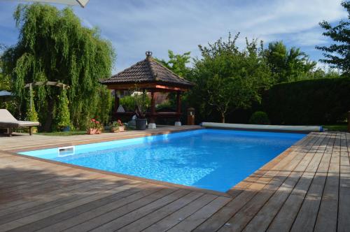 Bazén v ubytování Côté vignes nebo v jeho okolí