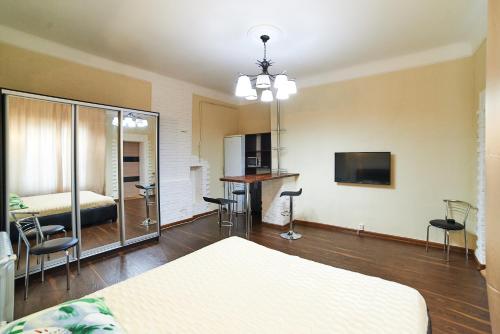キスロヴォツクにあるStudio Apartment Rozy lyuksemburgのベッドルーム1室(ベッド1台付)、テレビが備わるアパートメントです。