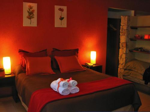un dormitorio con cama con dos animales de peluche en Del Lucero en Mar de las Pampas