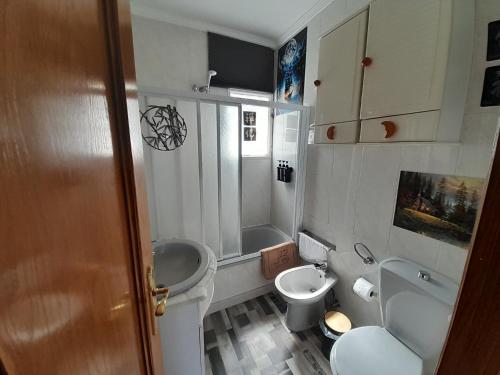 a small bathroom with a toilet and a sink at Montepino in Maello