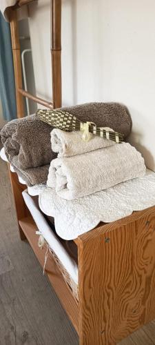 a pile of towels sitting on top of a bed at Le refuge de Teddy in Solliès-Toucas