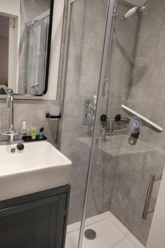 Cosy boutique retreat, courtyard & free parking photo 36